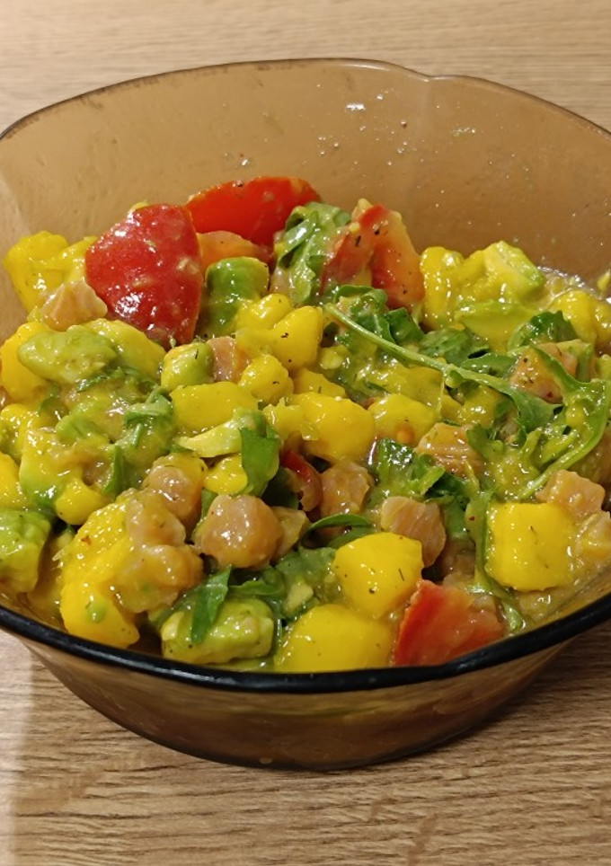 Una foto de Ensalada de salmón, aguacate y mango