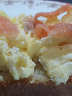 Una foto de Tostada de huevo revuelto y salmón