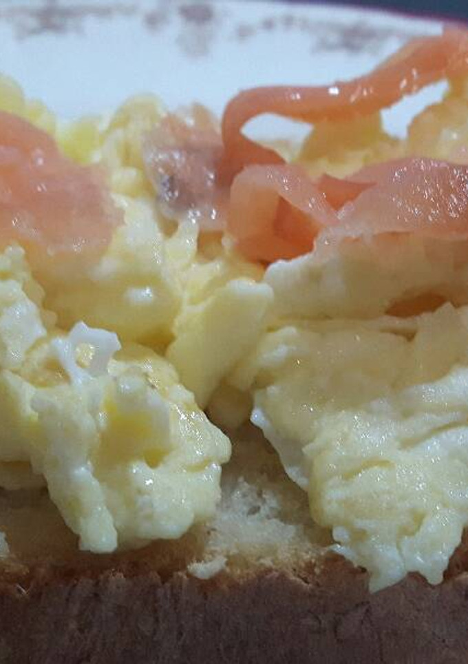 Una foto de Tostada de huevo revuelto y salmón