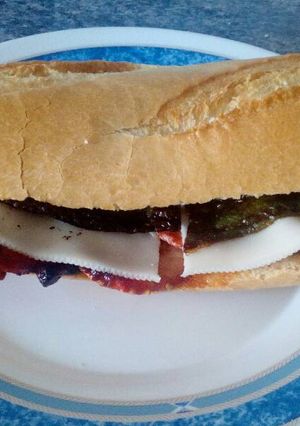 Una foto de Montado de lomo, queso y pimiento