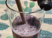 Una foto de batidos de moras y plátano