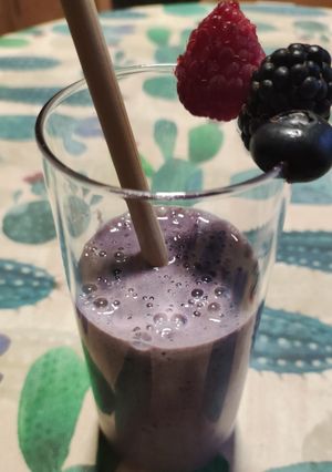 Una foto de Smoothie de Plátano y Frutos Rojos🍌