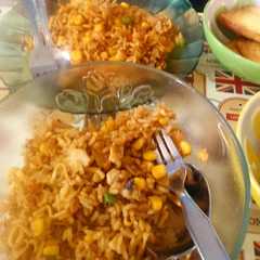 A picture of Nasi + mie goreng komplit.