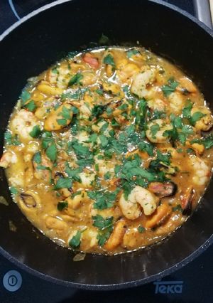 Una foto de Zarzuela de mejillones y gambas