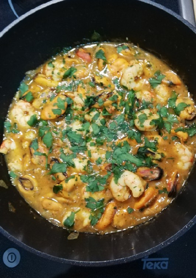 Una foto de Zarzuela de mejillones y gambas