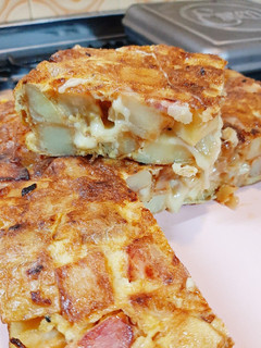 Una foto de Tortilla de papas con panceta, cebolla y queso 🥔🧅🧀