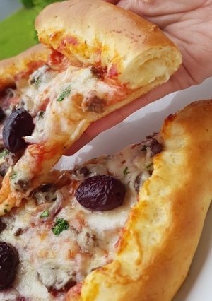 Une photo de Pizza gourmande avec bordure aux fromages