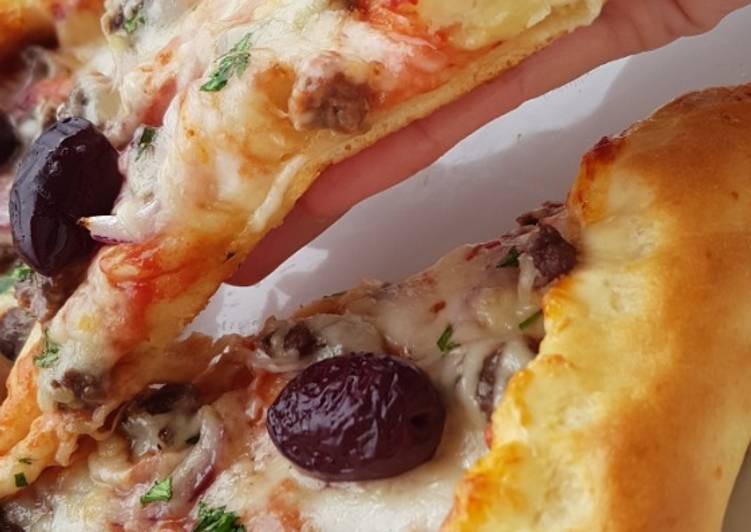 Les Meilleures Recettes de Pizza gourmande avec bordure aux fromages