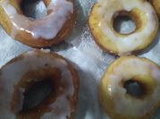 Una foto de donuts de naranja
