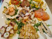 Una foto di insalata con mango e salmone