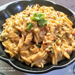 A picture of Cheesey chicken pasta.