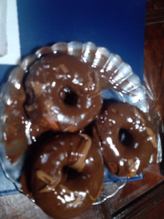 Una foto de Donas con baño de chocolate