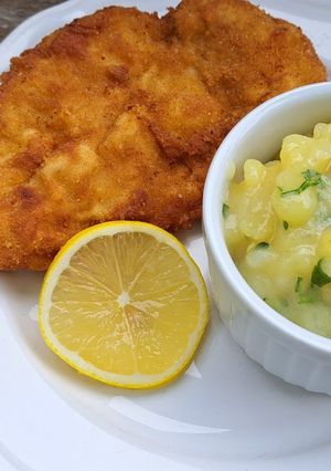 Rántott csirkemell bécsi burgonyasalátával recept fotója