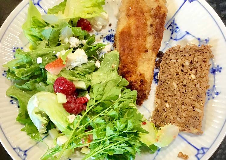 Nyfanget rødspættefilet med rugbrød og salat