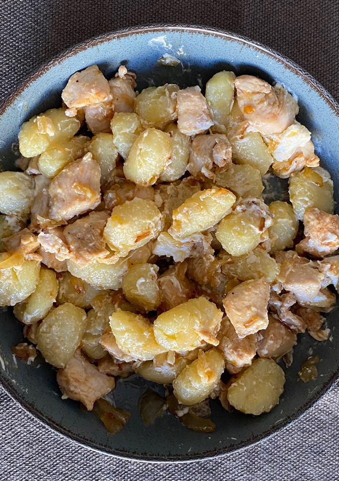 Una foto de Gnocchis amb pollastre, ceba i formatge de cabra