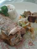 Salmón al horno con ensalada de col y arroz blanco