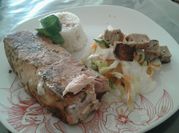 Una foto de aderezo para ensalada de repollo blanco