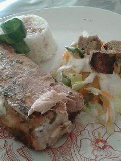 Una foto de Salmón al horno con ensalada de col y arroz blanco
