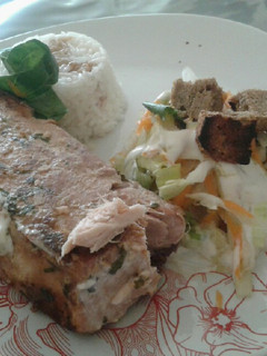 Una foto de Salmón al horno con ensalada de col y arroz blanco