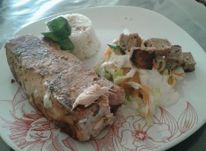 Una foto de Salmón al horno con ensalada de col y arroz blanco