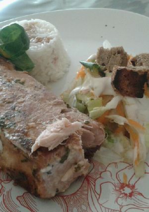Una foto de Salmón al horno con ensalada de col y arroz blanco