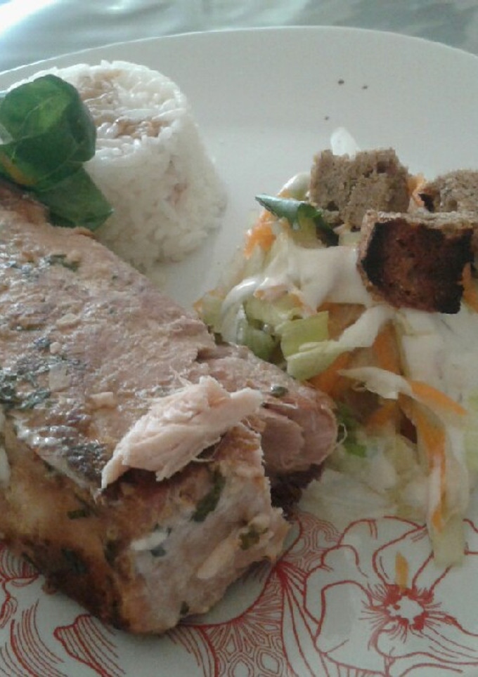 Una foto de Salmón al horno con ensalada de col y arroz blanco