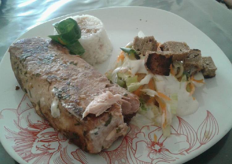 Salmón al horno con ensalada de col y arroz blanco