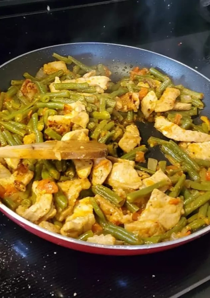 Una foto de Chuleta de puerco con ejotes a la mexicana