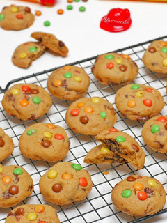 Foto resep Chacha & Chocochips Biskuit Cookies / M&M Cookies