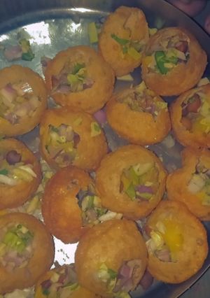 पानी पूरी (pani poori recipe in Hindi) रेसिपी मुख्य फोटो