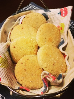 Una foto de Pancitos de avena y salame