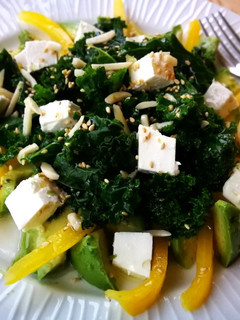 Una foto de Ensalada de col kale con aguacate y queso Feta