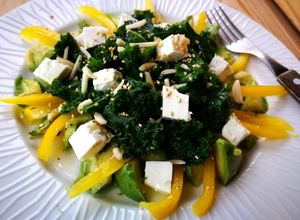 Una foto de Ensalada de col kale con aguacate y queso Feta