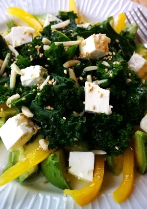 Una foto de Ensalada de col kale con aguacate y queso Feta