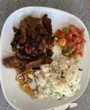 Carne caramelizada con cebolla