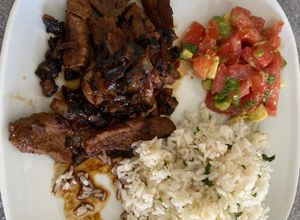 Una foto de Carne caramelizada con cebolla