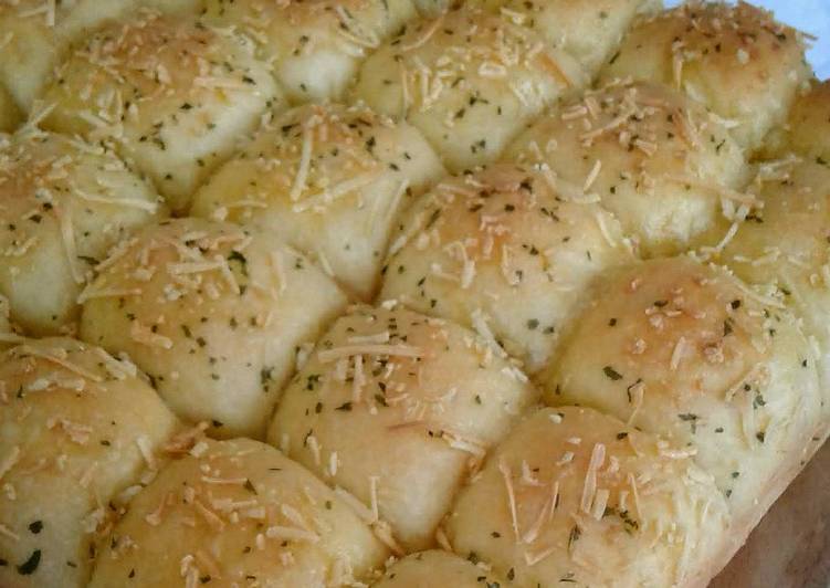 Bagaimana Menyiapkan Garlic Cheese Bread yang Lezat