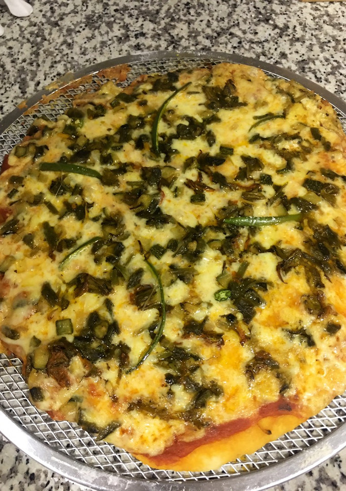 Una foto de Pizza de flor de calabaza a la cerveza 🍺