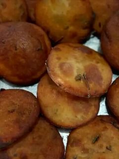 આલુ પૂરી (alupuri recipe in Gujarati) રેસીપી મુખ્ય ફોટો