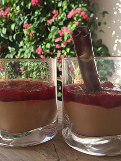 Una foto de Crema de natillas con cobertura de mermelada casera de fresas