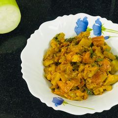 A picture of Bottle gourd tomato curry.