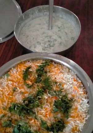 A picture of Chicken biryani.