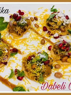 A picture of Dabeli Chaat.