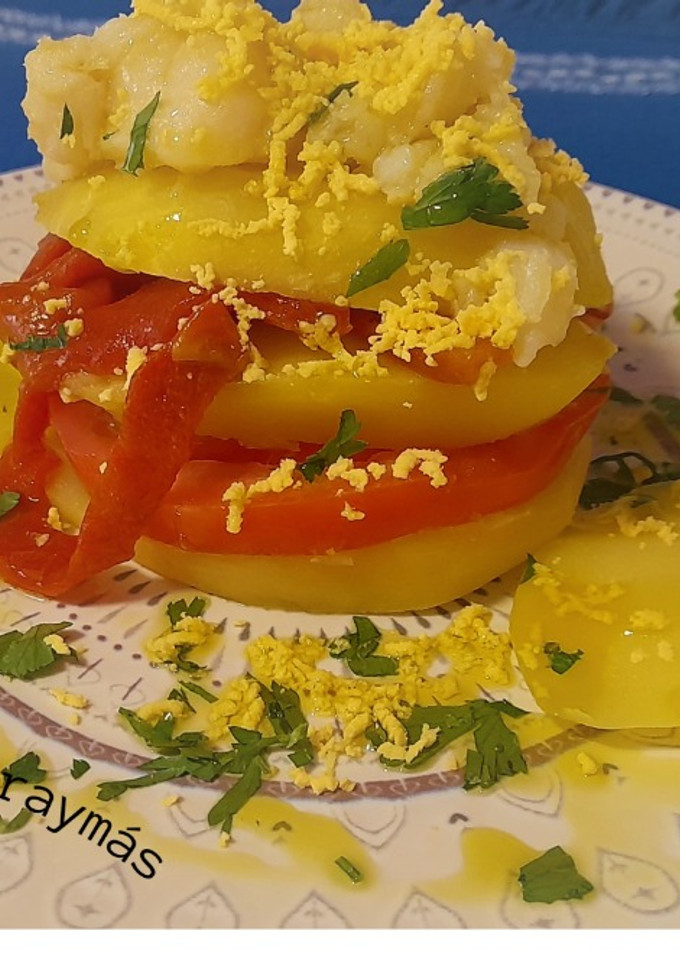 Una foto de Milhojas de patata y bacalao