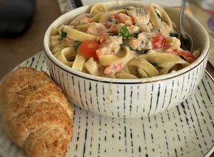 Una foto de Pasta Alfredo con uchuva y tomate cherry