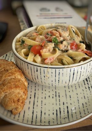 Una foto de Pasta Alfredo con uchuva y tomate cherry