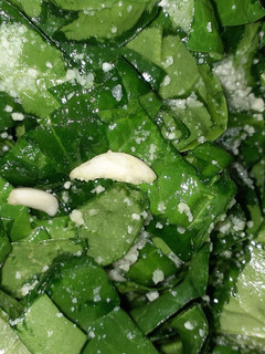 Una foto de Ensalada de Espinaca, Queso y Ajo