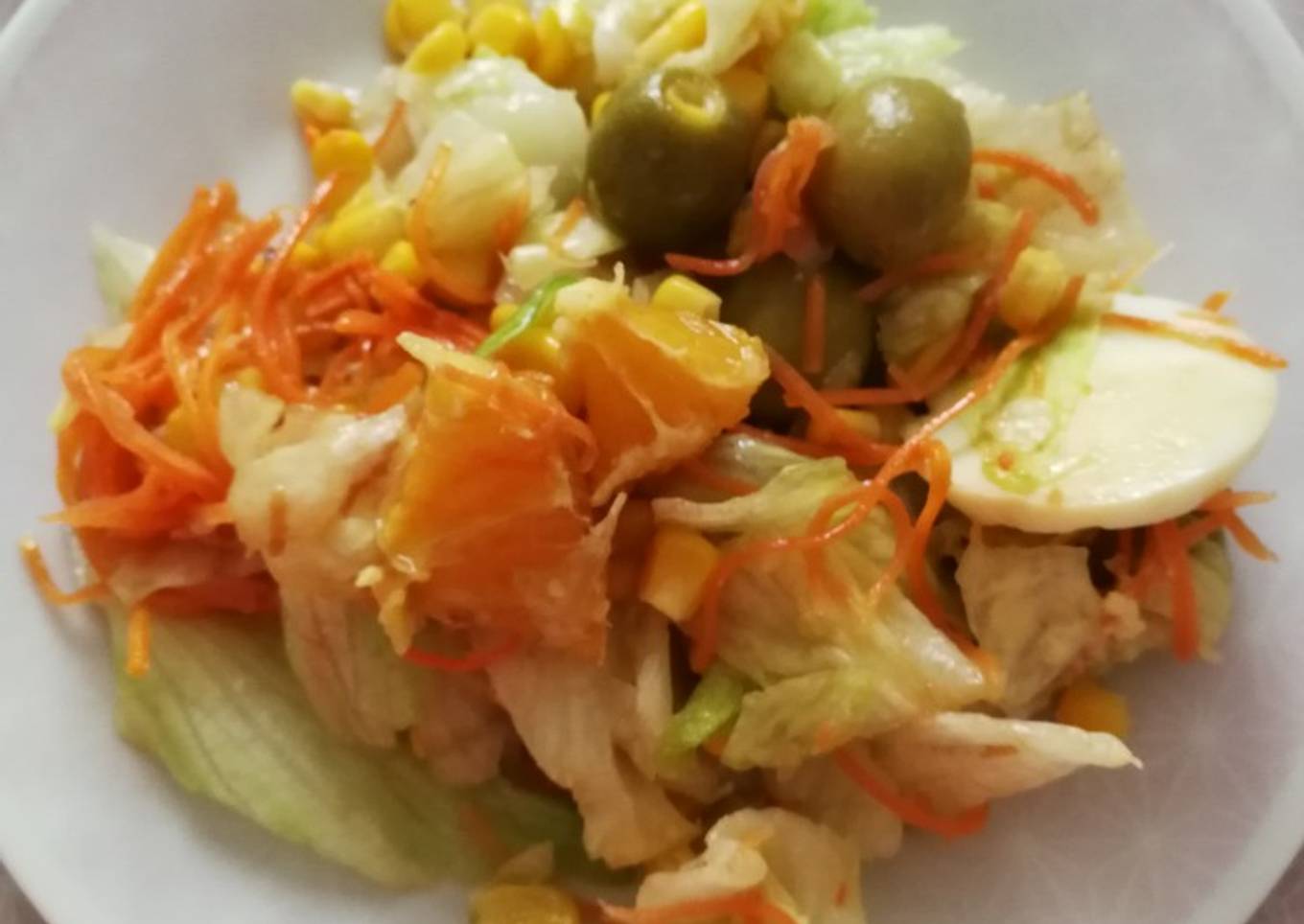 Ensalada de salmón con huevo y naranja