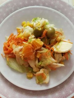 Una foto de Ensalada de salmón con huevo y naranja