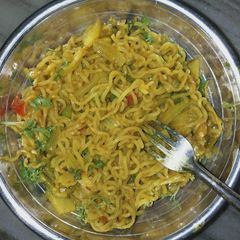 A picture of Maggi with Veggies.